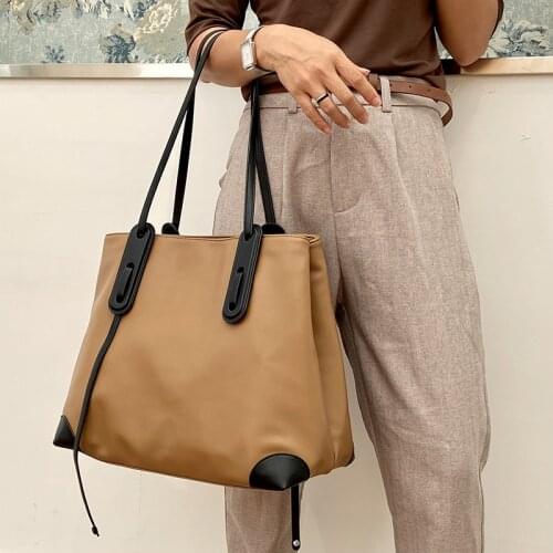 Fashion retro light and versatile one-shoulder large capacity commuter casual tote bag