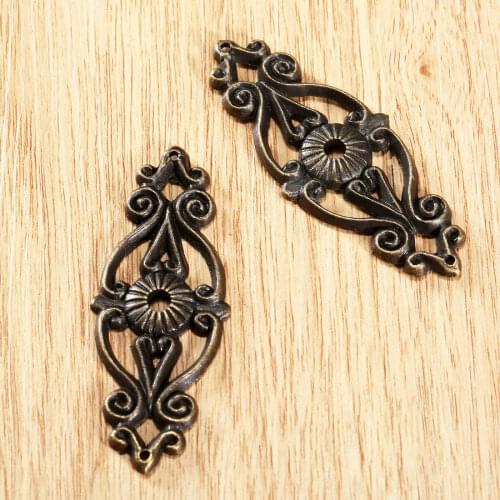 2Pcs Antique Bronze Carved Hollow Decorative Corner Bracket Furniture Desk Chest Jewelry Wooden Box Feet Corner Protectors Cover