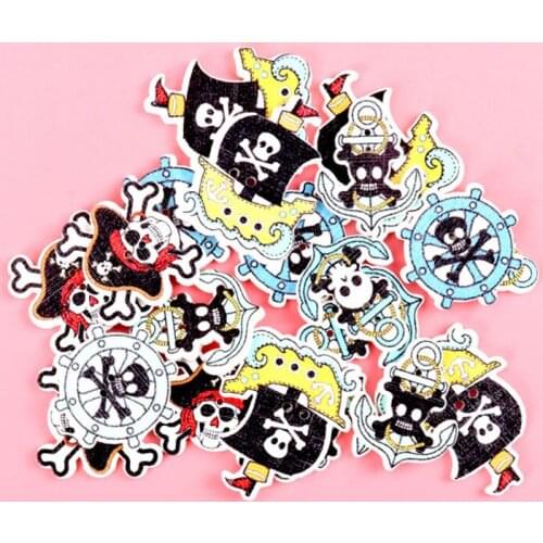 20pcs/lot Wooden Buttons Skull and Rudder 2 Holes Sewing Wood Buttons for Halloween Handmade Craft Decoration 21-36mm