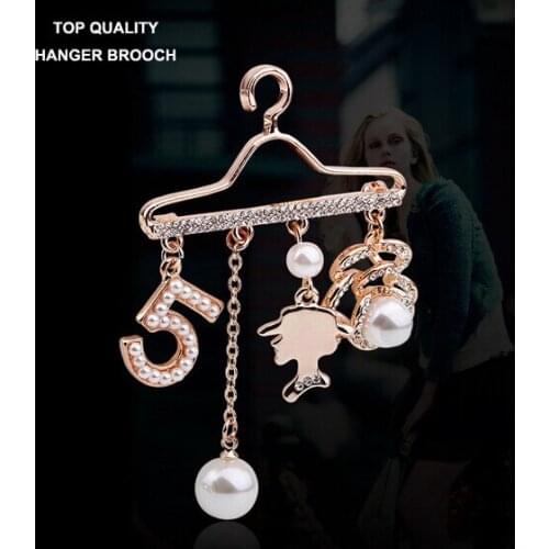 Top Fashion 5 Queen Portrait Pearl Hanger C Brooch Pin, Rhinestone Brooch Scarf Broches Plated Rose Gold Brooches for Women Lady