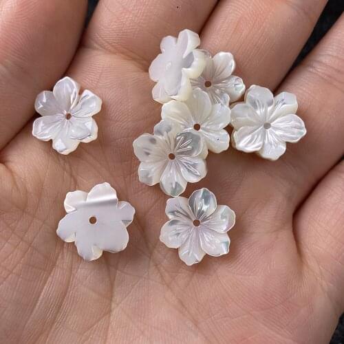 5pcs 15mm Carven White Shell Flower Pure Natural Material Petals 3D Flower Beads for Handmade Necklace DIY Jewelry Making