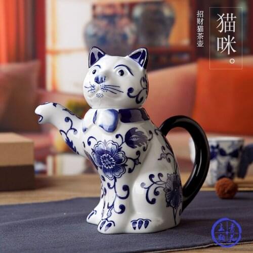 Chinese style Jingdezhen blue and white porcelain lucky cat teapot home decoration Japanese classical artist ceramic tea pot