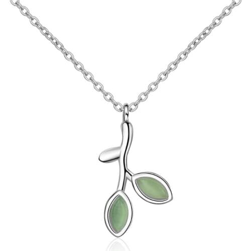 New Hot Tree Leaves Green Opal Pendant Necklace For Women Short Clavicle Chain Choker Necklace Simple Personality Jewelry SAN16