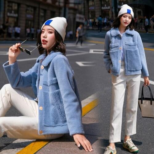 Late autumn Korean version of the small short coat 2019 early winter new womens tide fashion French grain velvet European goods