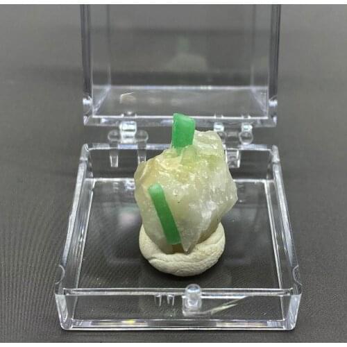 100% Natural green emerald mineral gem-grade crystal specimens stones and crystals quartz crystals box size 3.4 cm
