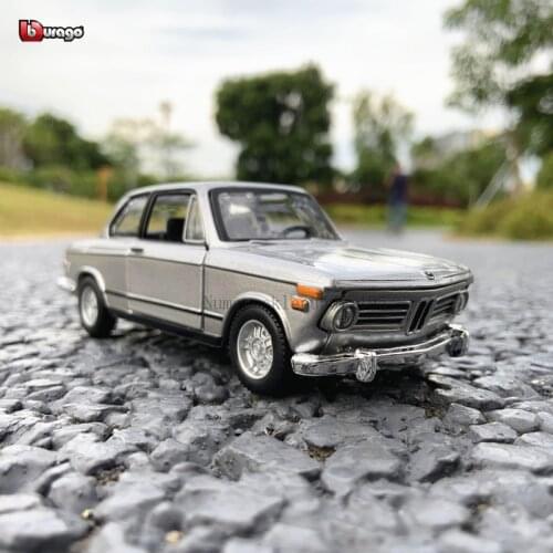 Bburago 1:32 1972 BMW 2002 tii Simulation alloy car model plexiglass dustproof display base packaging series Collect gifts toy