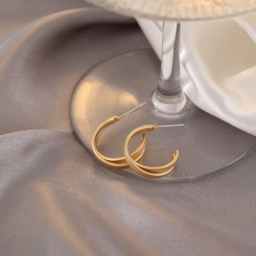 European and American exquisite metal material geometric C-shaped twisted stud earrings, stylish womens earrings