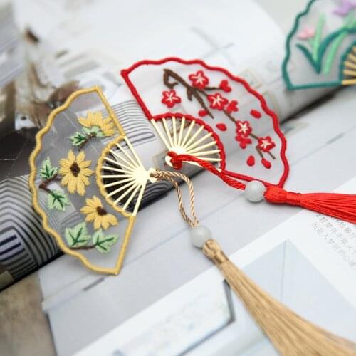DIY exquisite fan bookmark embroidery antique tassel retro double-sided embroidery bookmark. Does not include embroidery tension