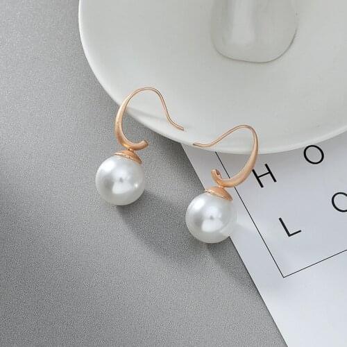 2020 Hot-selling Simple Pearl Earrings Metal Geometric C-shaped Gold Earrings Factory Wholesale