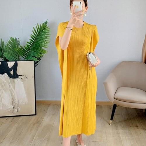 2021 autumn new womens solid color dress Miyak fold Large size loose lazy style sleeveless round neck mid-length dress