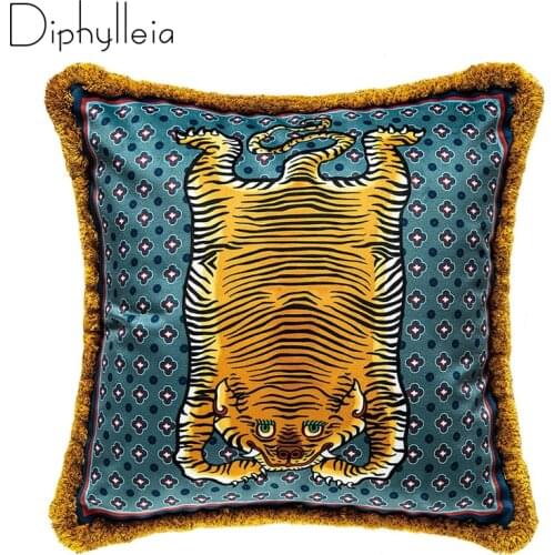 Diphylleia Cushion Cover Decorative Square Pillow Case Vintage Artistic Kirin Tiger Print Soft Velvet Coussin Sofa Chair Bedding