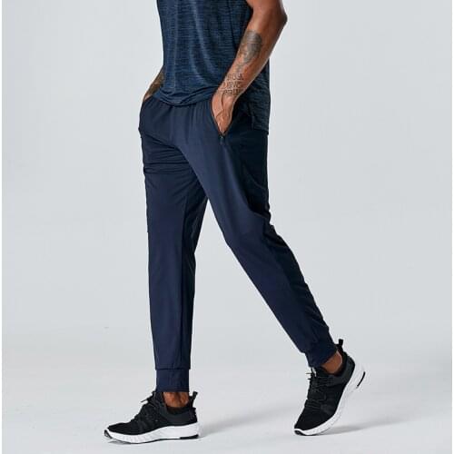 QUESHARK Running Pants Men Sports Gym Track Trousers Zipper Pocket Black Loose Elastic Athletic Training Jogging pantalones