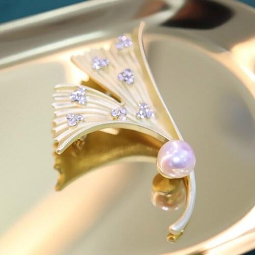 New Metal Freshwater Pearl Brooch Elf Angel Lapel Pina Suit Shirt Collar Pins Brooches for Women Accessories