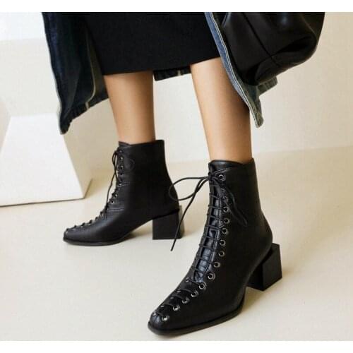 Designer Boots Women Luxury 2021 Winter Pu Leather Front Cross-tied Lace Up Chunky Punk Ankle Boots Snake Booties Pink New Shoes