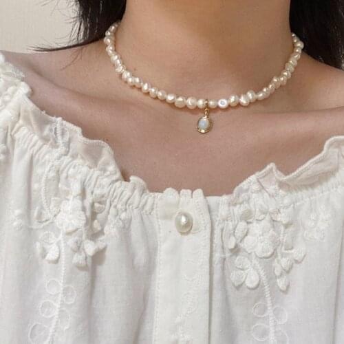Light Yellow Gold Color Irregular Shape Imitation Pearl Pendant Choker Necklace for Elegant Women Jewelry