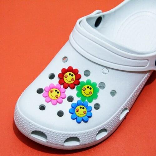 Single Promotion 1Pcs Charm And Beautiful Flowers PVC Shoe Strap Garden Shoe Accessories Buckle Wristband Childrens Party Gift