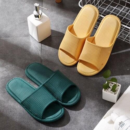 Bathroom slippers for female couples are protected from student plastic slippers