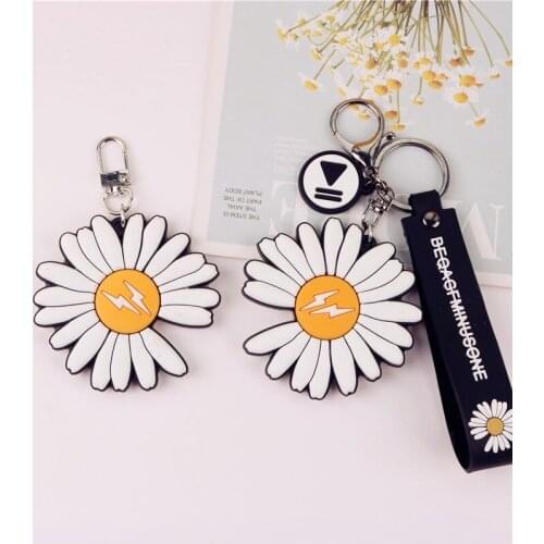 2PC Daisy Flower Keychain Fashion Silicone Trinket KeyChain Girl Bags Pendant Students Schoolbag Decoration Keyring Jewelry Gift