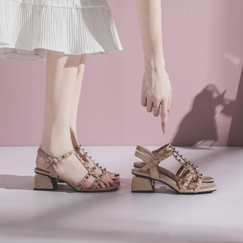 2021 Summer New Sandals Womens Metal Kitten Heel Rivet Korean Fashion Square Head Chunky Single Shoes Women Shoes