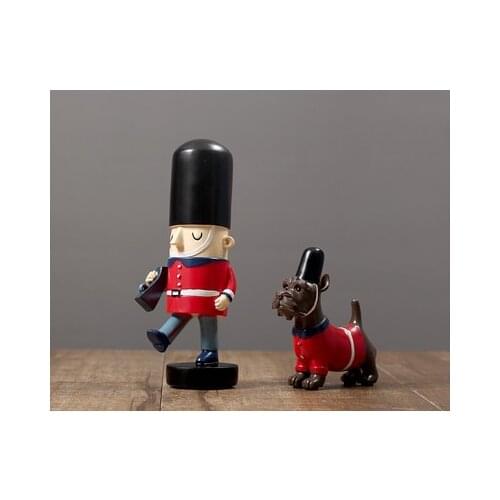 Home Decor 2Pcs Resin England Nutcracker Soldier With Doll Dog Miniature Figurines Nordic Style Home Decoration Accessories Gift
