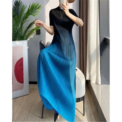 2021 summer new Miyake folds, fashionable and comfortable, thin gradient dress, short-sleeved straight mid-length dress women