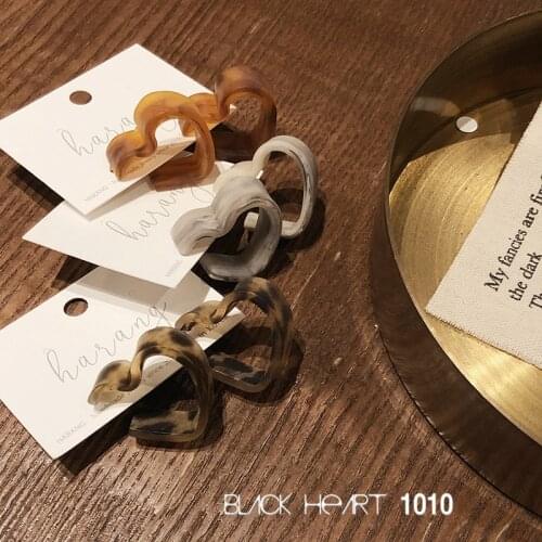 Spring And Autumn Acetate Matte Resin Matte Temperament Earrings Leopard Heart Wild Retro Fashionable Simple Earrings