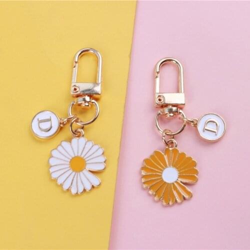 Cute Little Daisy Flower Keychain Fashion Korean Keychains Women Girl Alphabet Letter Bag Keyring Pendant Headphone Case Jewelry