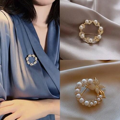Pearl Flower Wreath Butterfly Brooch For Women Elegant Fashion Round Circle Leaf Lapel Pins Crystal Brooch Wedding Party Jewelry