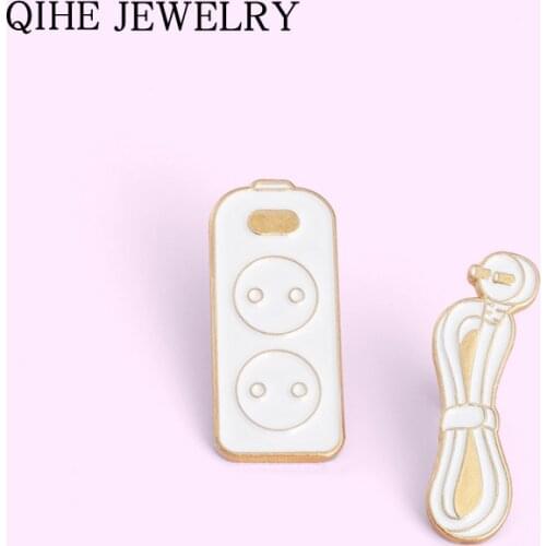 Socket and wire Enamel Pins Badge Cartoon Cute Brooches for Lovers Backpacks Clothes Lapel Pin Metal Jewelry Gift Wholesale