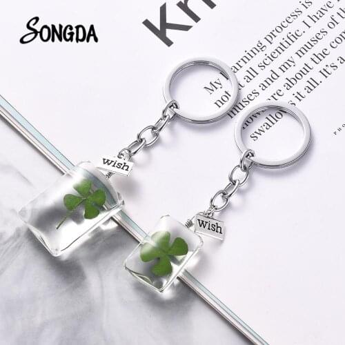 Hot Wish Label Design Natural Clover Keychain Lucky Four Leaf Clover Transparent Glass Pendants Key Chain for Girlfriend