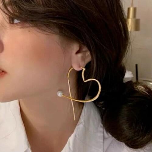 U-Magical Exaggerated Love Heart Streak Hoop Earring for Women Minimalist Imitation Pearl Hollow Out Metal Earring Jewelry