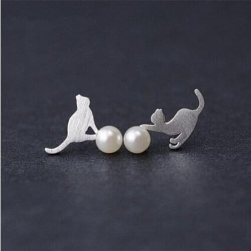 Season Gate 925 Sterling Silver Asymmetric Cute Cats Playing Pearl Ball Fashion Earrings for Women Girls Jewelry Gift SE028