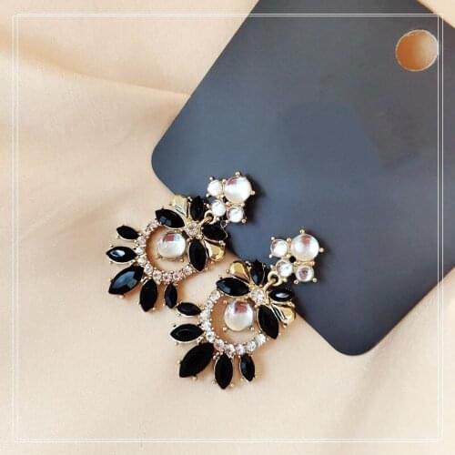 New Fashion Sweet Glitter Clear Crystal Black Rhinestone Flower Stud Earrings for Women Hip Hop Jewelry Party Gift