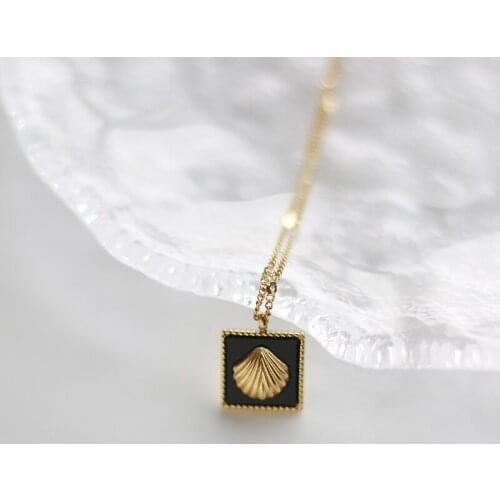 Amaiyllis 18K Gold Acrylic Black Small Square Clavicle Chain Necklace Shell Ocean Wind Summer Necklace Pendant Jewelry