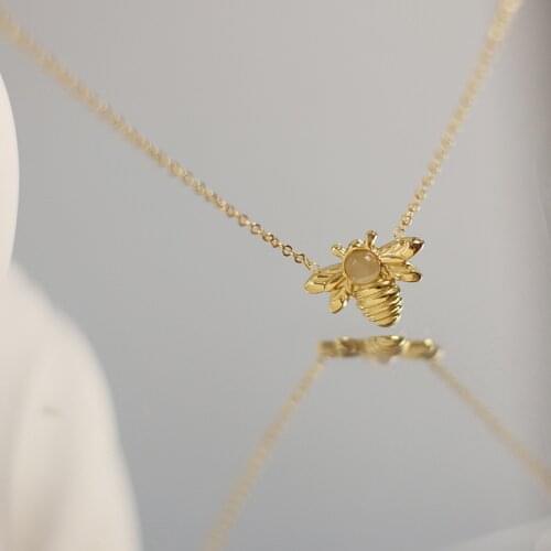 Velvet opal casting bee necklace clavicle chain titanium steel plating 18K gold color wholesale in batches