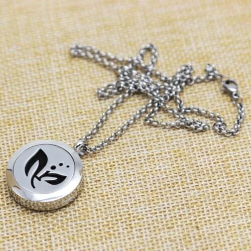 With chain and 10pcs Felt pads, Leaves Aromatherapy Essential Oils Stainless Necklace pendant Perfume Diffuser Locket