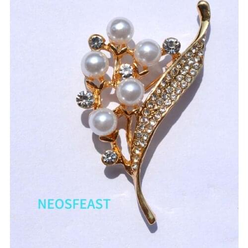 Elegant Lily Flower Pearl Brooches Women Rhinestone Pin Mix Color Ladies Wedding Gift Garments Dress Accessories Classic Jewelry