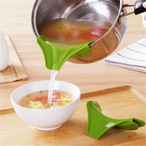 Creative Anti-spill Silicone Slip On Pour Soup Spout Funnel for Pots Pans and Bowls and Jars Kitchen Gadget Tool