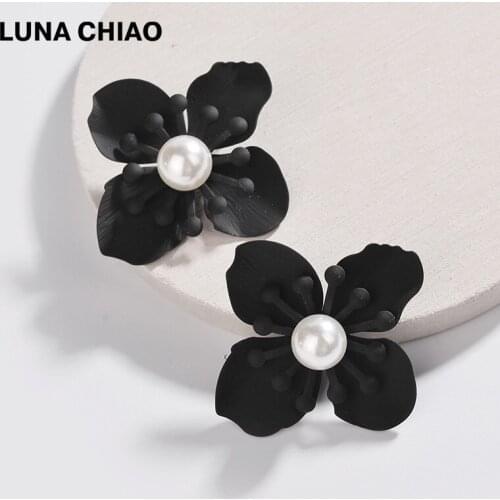LUNA CHIAO 2018 Powder Coating Trendy Black Flower Earrings Floral Pearl Stud Earrings for Women
