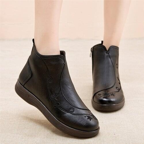 Winter leather mother cotton shoes soft bottom middle-aged female boots plus velvet warm flat-bottomed Non-slip ankle snow boots
