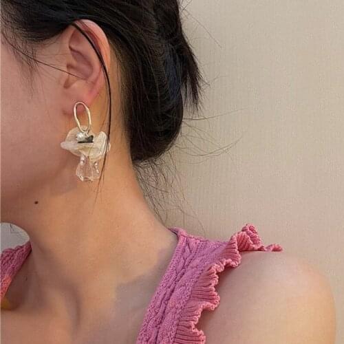 U-Magical Gentle Irregular Transparent Arcylic Faux Pearl Dangle Earring for Women Spun Yarn Petal Metal Hollow Earring Jewelry