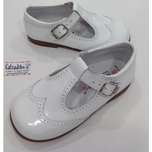 Shoes pepitos white patent leather with buckle, of Andanines