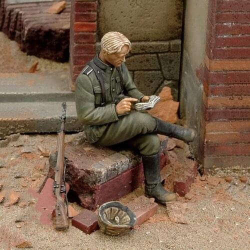 Resin Figure 1/35 ancient man sit in summer Model Unassambled Unpainted Figure Building Kit