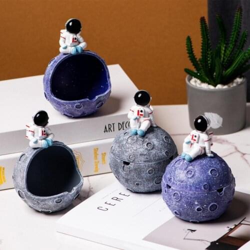 Astronaut Ashtray Creative Ceramic Cartoon Doll Home Decoration Desk Boyfriend Gift Portable Smoking Accessories Storage Box