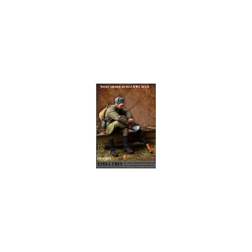 Evolution-Miniatures EM-35073 1/35 Soviet Soldier on Rest. WW2. Set-3