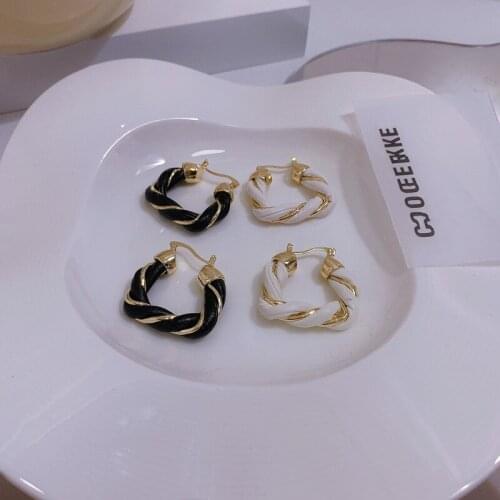 Retro Triangle Leather Entangle Earrings for Women U-shaped Elegant Dangle Earrings Delicate Jewelry Female Twist Drop Earrings