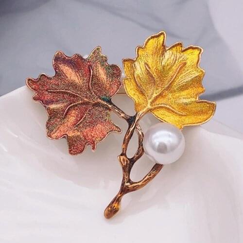 Unisex Brooch Pins for Women Men Imitation Pearl Maple Leaf Brooch Pin Badge Lapel Brooches for Women Bag Jacket Decor Broche