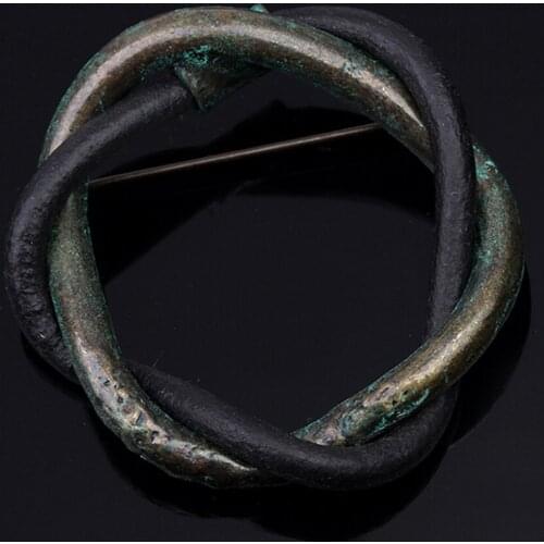 Vintage Style Brooches for Women Lapel Pins Fashion Hollow Brooch Female Scarves Jewelry Clothes Accessories Broche XZ256