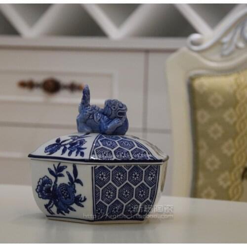 Shipping Jingdezhen ceramic ornaments antique European style retro jar with underglaze blue is blue and white lions gun Xiuqiu