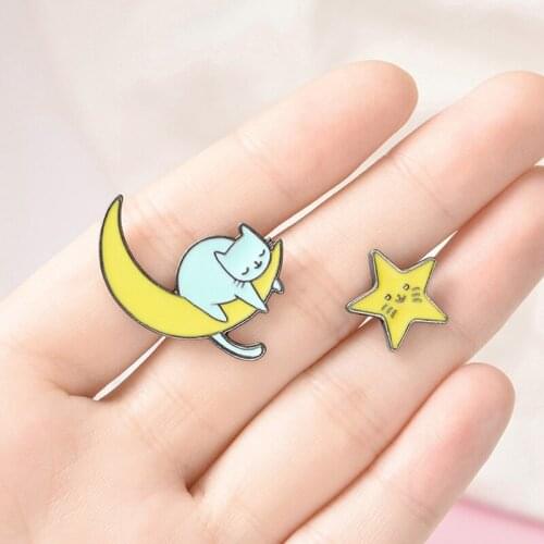 Night Enamel Pin Little Star Moon Sleepy Cat Badge Cartoon Kawaii Animal Brooch Lapel Pin Wholesale Gift for Friends Kids
